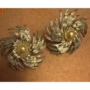 Vtg Sarah Coventry Silver Tone Faux Pearl Pinwheel Clip On Earrings
